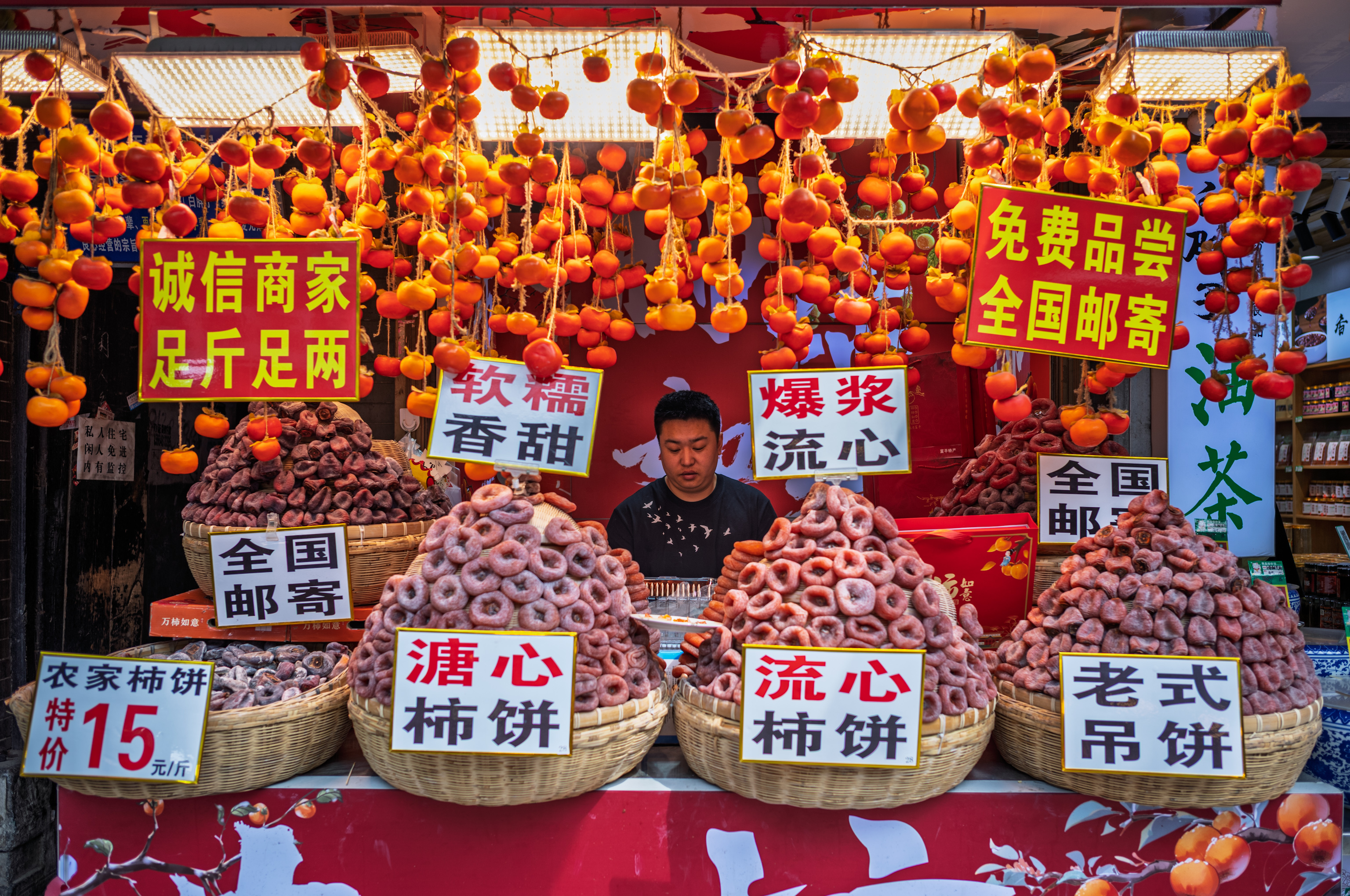 Wir lassen uns ein wenig treiben in dieser völlig überlaufenen Stadt.